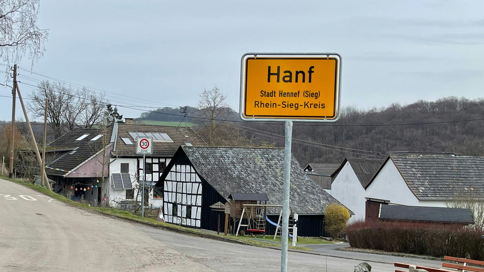 Blick auf das gelbe Ortseingangschild.