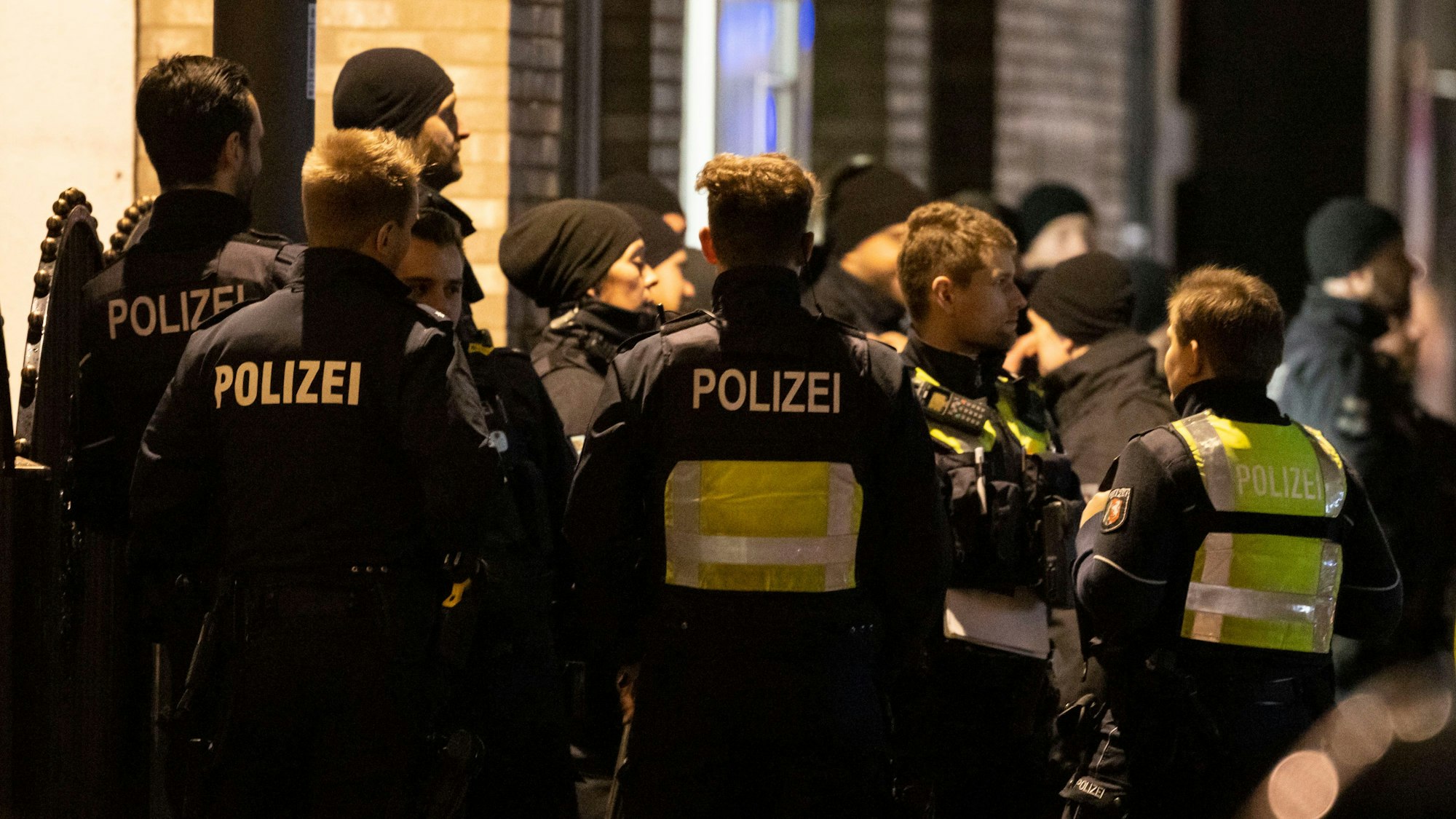 Die Polizei ist in Castrop-Rauxel im Einsatz. Mehrere Beamte stehen zusammen.