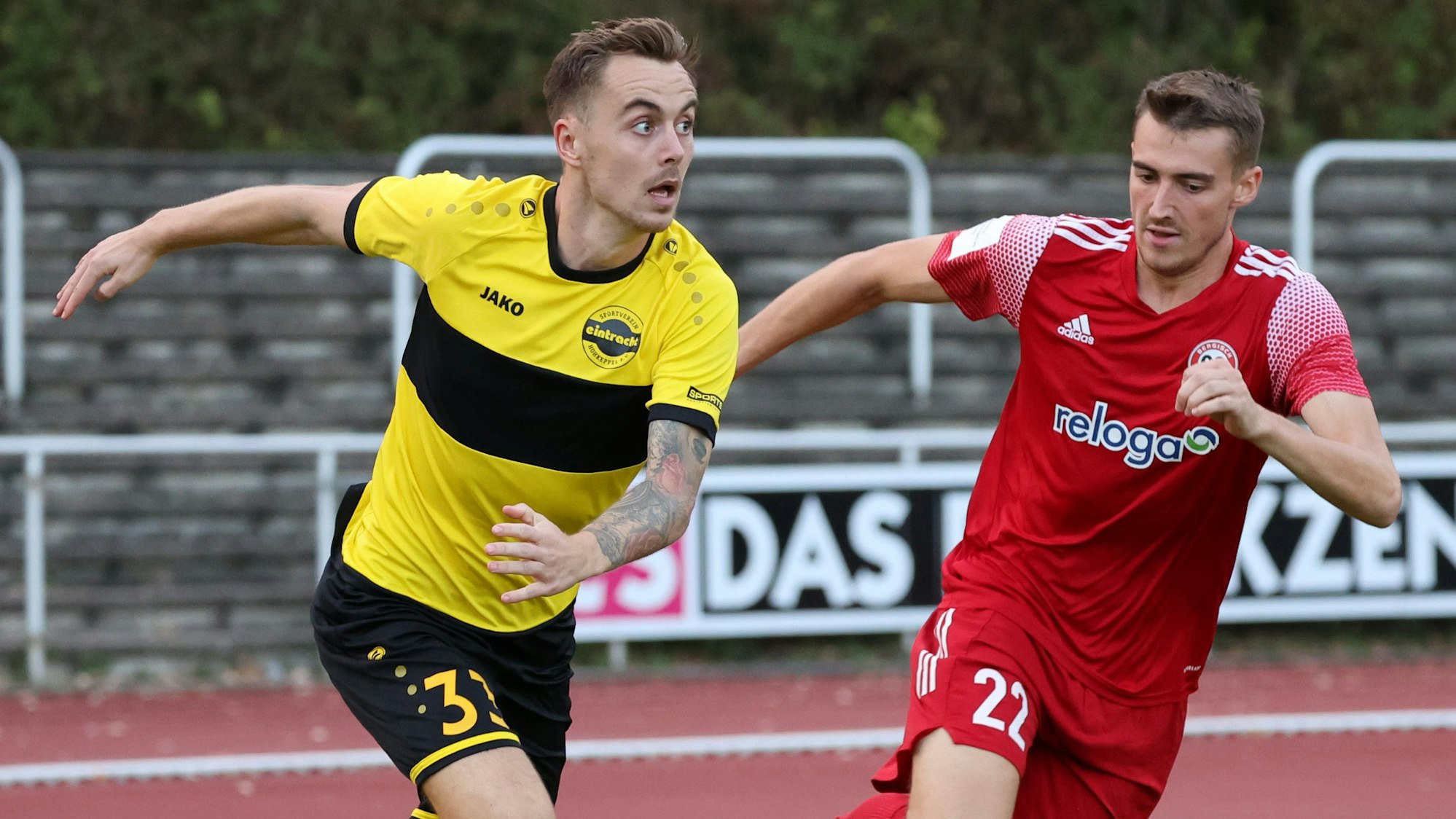 Janos Löbe (Eintracht Hohkeppel) und Bergisch Gladbachs Daniel Spiegel im Duell.