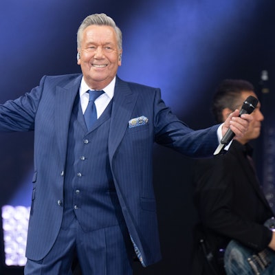 Der deutsche Schlagersänger Roland Kaiser steht während seines Konzerts im Rahmen der ·Kaisermania· auf dem Areal der Filmnächte am Elbufer auf der Bühne.