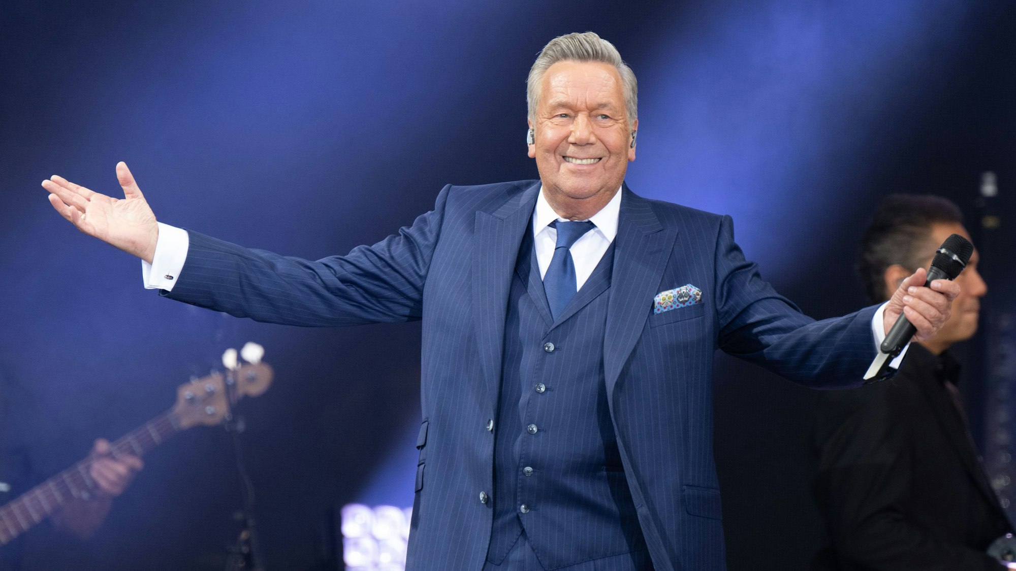 Roland Kaiser steht während seines Konzerts in Dresden auf der Bühne.