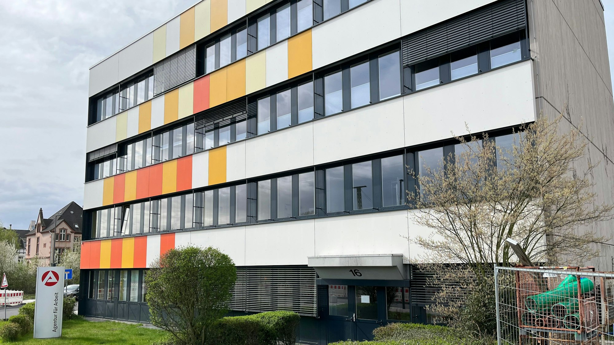 Außenansicht der Leverkusener Arbeitsagentur in Wiesdorf
