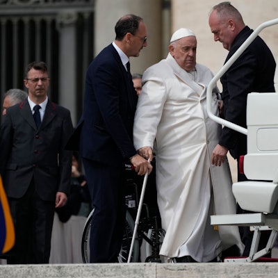 29.03.2023, Vatikan, Vatikanstadt: Papst Franziskus (2.v.r) wird am Ende der wöchentlichen Generalaudienz auf dem Petersplatz in sein Auto geholfen.