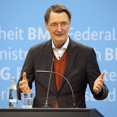 23.03.2023, Berlin: Karl Lauterbach (SPD), Bundesgesundheitsminister, spricht bei einer Pressekonferenz über das dritte von sechs vereinbarten Treffen der Arbeitsgruppe zur Krankenhausreform.