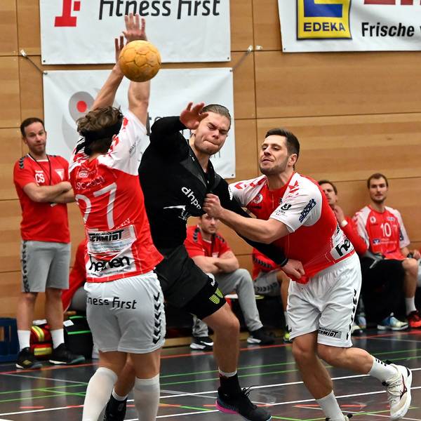 Handball
Longericher SC Köln - Tus Opladen
linmks: Max Zimmermann (Longer)
mitte: Maurice Meurer (OPL)
rechts: Maximilian Zerwas (Longer)
Foto: Uli Herhaus