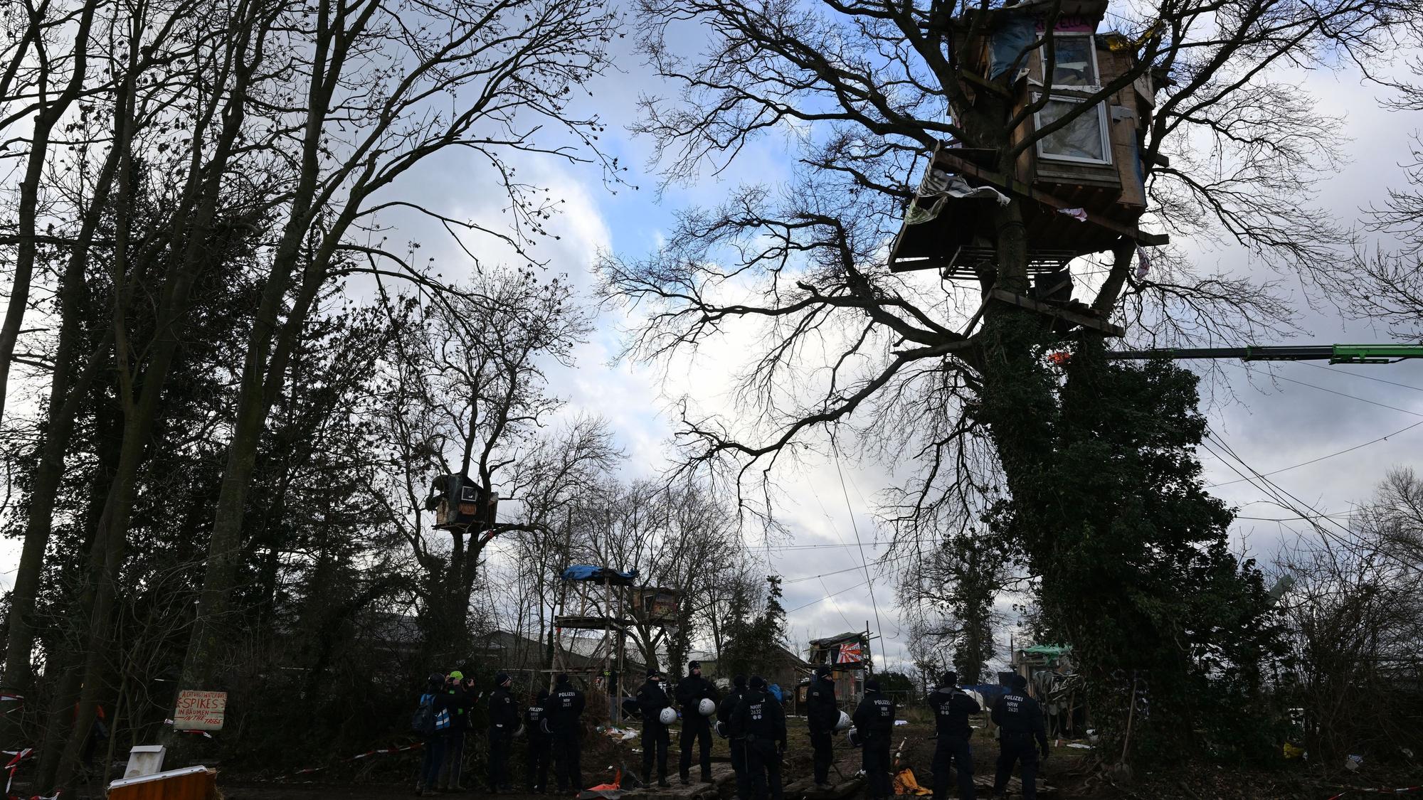 Tage der Räumung: Polizisten sichern das Gelände im ehemaligen sogenannten Fantasialand in Lützerath.
