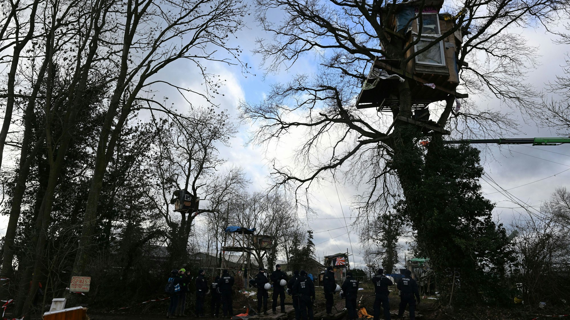 Tage der Räumung: Polizisten sichern das Gelände im ehemaligen sogenannten Fantasialand in Lützerath.