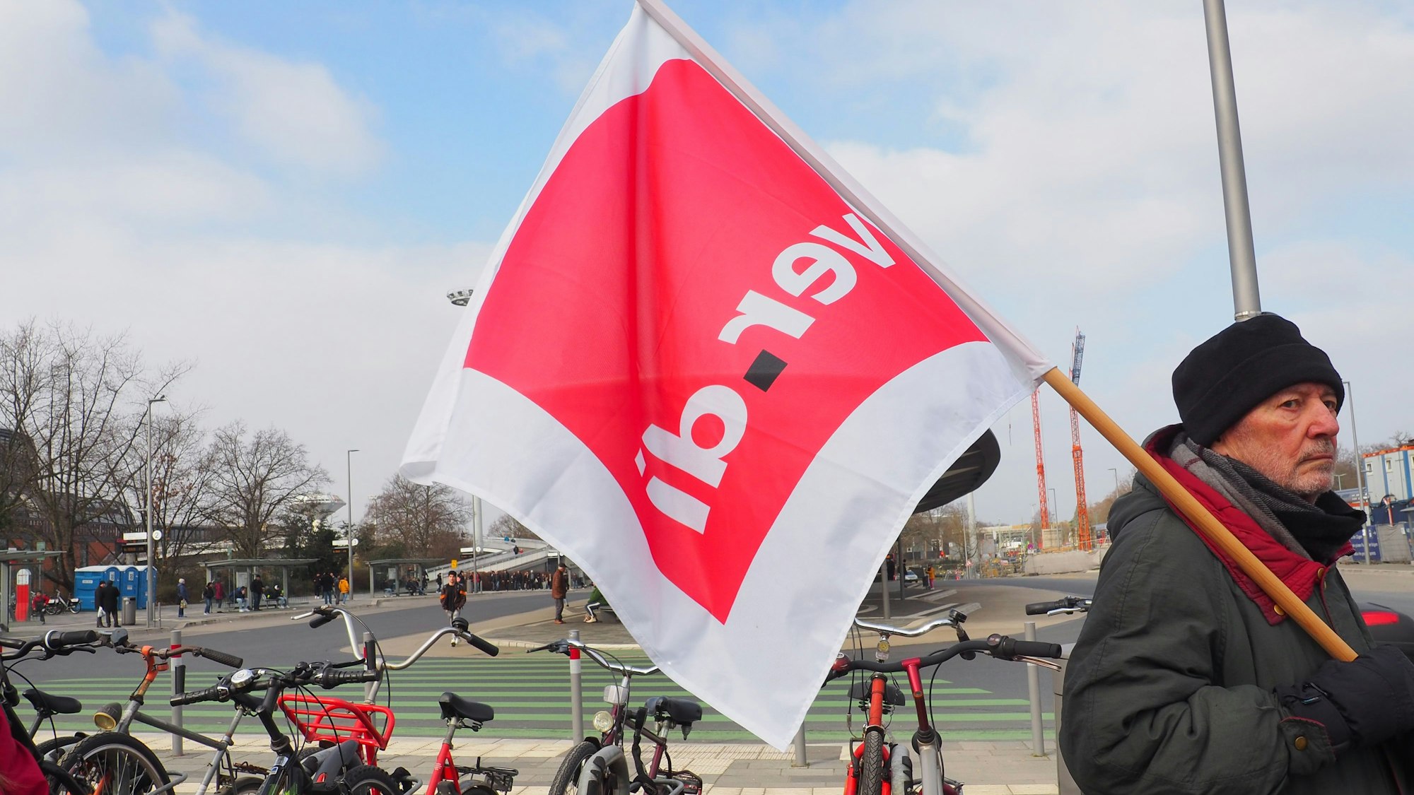 Wanrstreik Verdi ÖPNV und Globaler Klimastreik Parents for Future, Fridays for Future, BUND. Kundgebung am Busbahnhof in Wiesdorf.