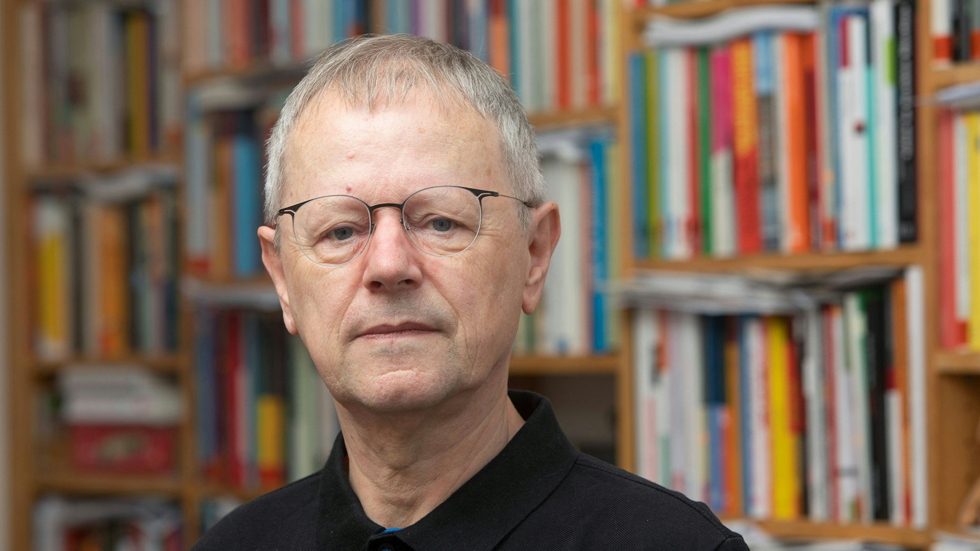 Das Foto zeigt Cristoph Butterwegge vor einem Bücherregal.