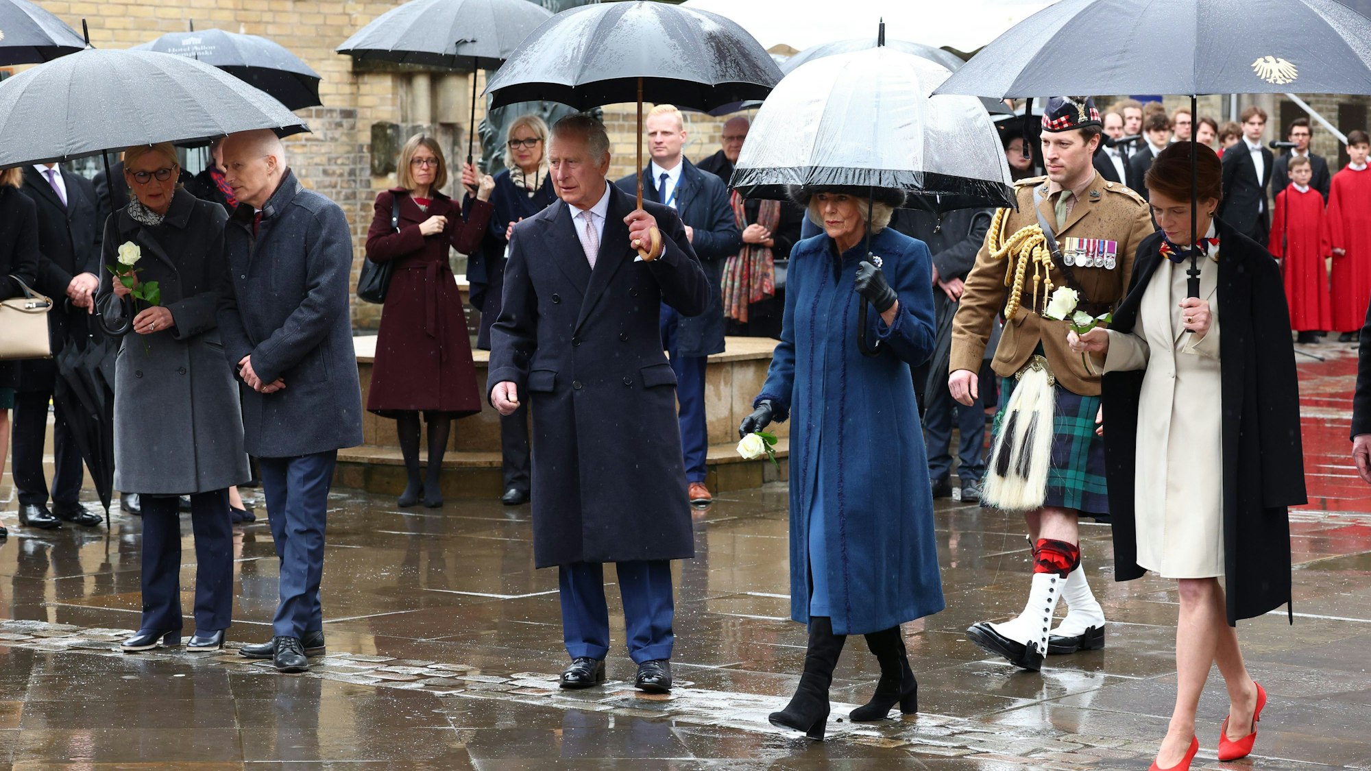 König Charles III. und Gemahlin Camilla besuchten am dritten Tag des Staatsbesuchs Hamburg: Für Aufsehen sorgte auch der Kilt-Träger an der Seite des Königs, Equerry Johnny Thompson (2.v.r.).