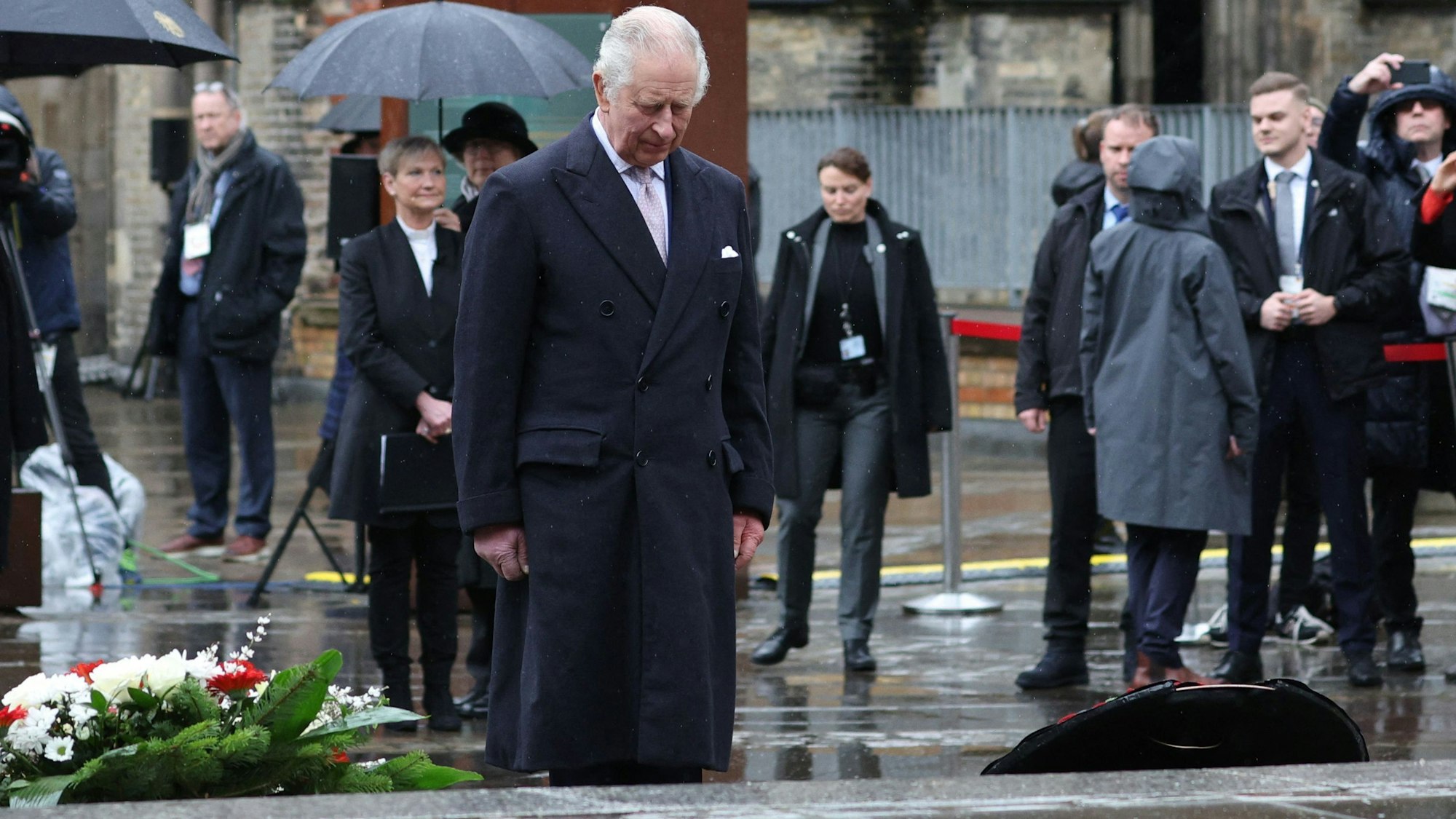 König Charles III. legt in Hamburg einen Kranz nieder an einem Mahnmal für jüdische Kinder.