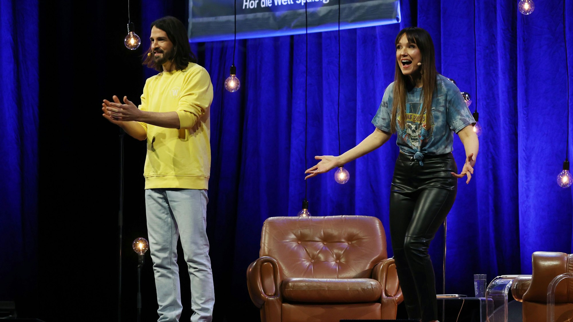 Carolin Kebekus mit ihrem Bruder David im
E-Werk
zur Aufzeichnung des Podcasts „Kebekus – was warum wie war“.