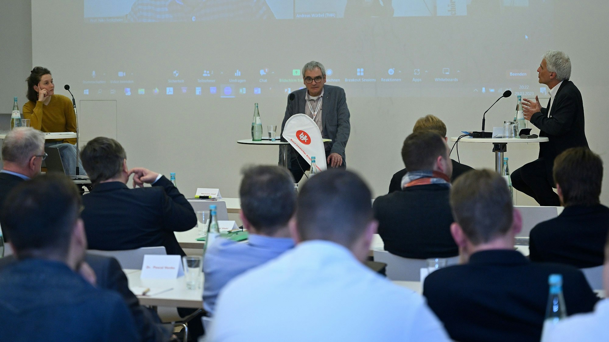 ngagierte Diskussion vor Polizeibeamten: (v.l.) Klimaaktivistin Zoë Ruge, Moderator Hermann-Josef Borjans und Polizeipräsident Dirk Anspach im Bensberger Kardinal-Schulte-Haus.