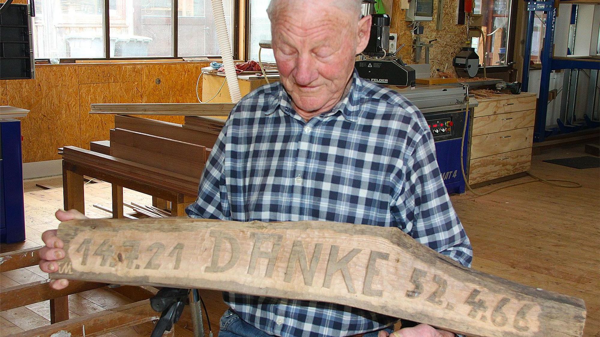 Franz Mahlberg mit seinem „Danke“-Schild aus Flutholz.