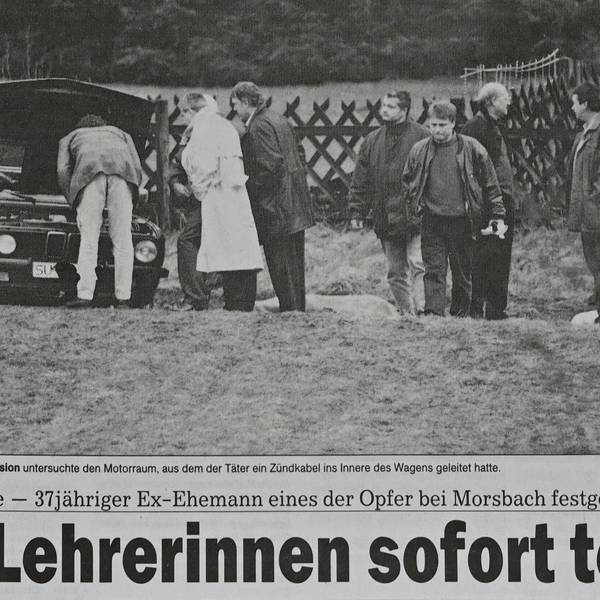 Kriminalbeamte untersuchten nach der Explosion der Autobombe den Wagen, in dem beiden Frauen gestorben waren.