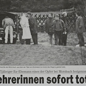 Kriminalbeamte untersuchten nach der Explosion der Autobombe den Wagen, in dem beiden Frauen gestorben waren.
