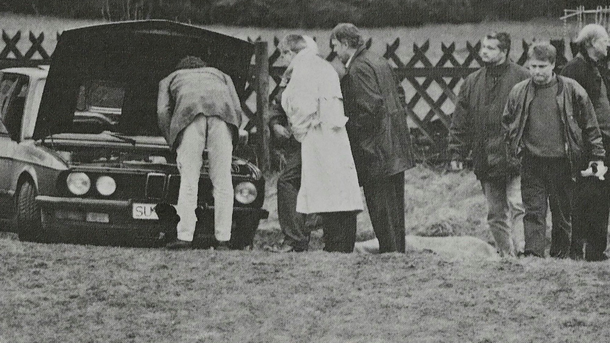 Kriminalbeamte untersuchten nach der Explosion der Autobombe den Wagen, in dem beiden Frauen gestorben waren.