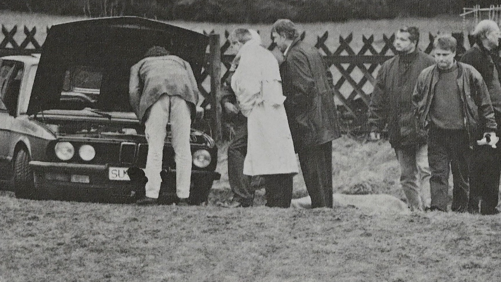 Kriminalbeamte untersuchten nach der Explosion der Autobombe den Wagen, in dem beiden Frauen gestorben waren.