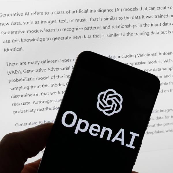 Das Logo der Firma OpenAI, die auch ChatGPT betreitbt, ist auf einem Smartphone zu sehen. Italien hat das System aus Datenschützgründen gesperrt. (Symbolbild)