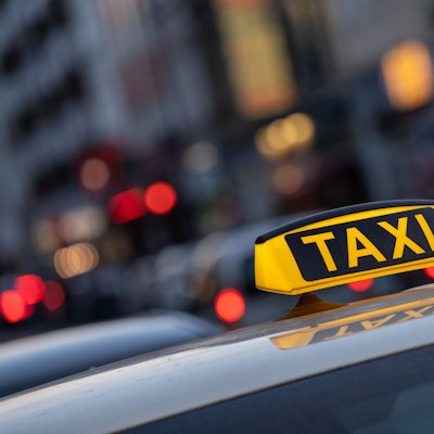 Taxi-Schild auf einem Auto