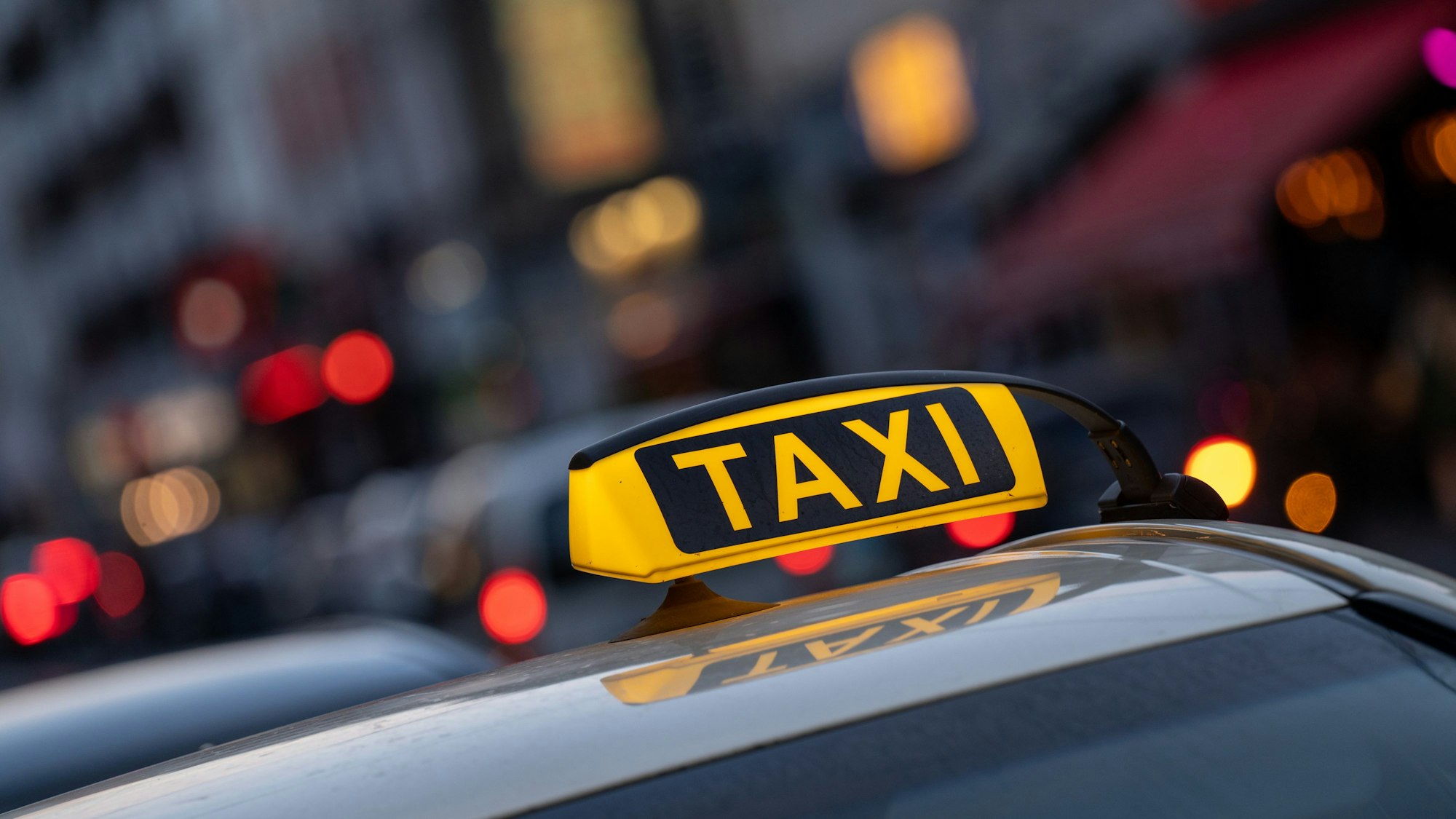 Taxi-Schild auf einem Auto