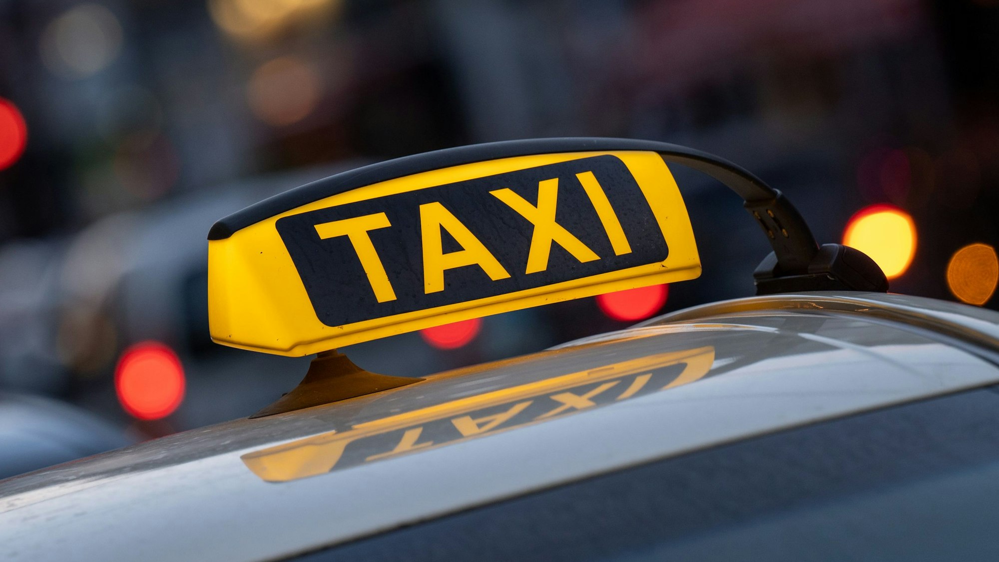 Taxis warten in der Zülpicher Straße – Taxischild