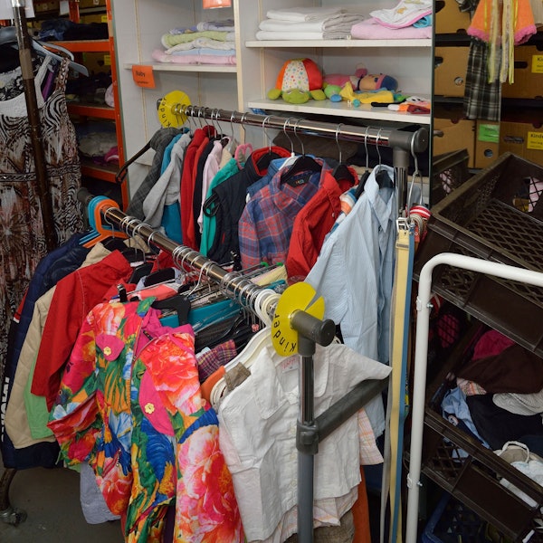 Textilien hängen in der Caro-Kleiderkammer.