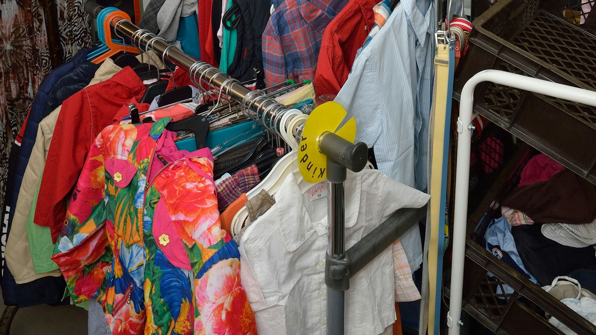 Textilien hängen in der Caro-Kleiderkammer.