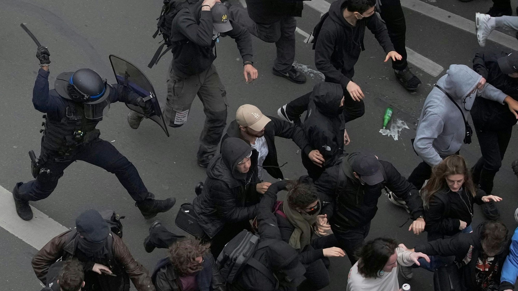 Bereitschaftspolizei ringt mit Demonstranten während einer Kundgebung.