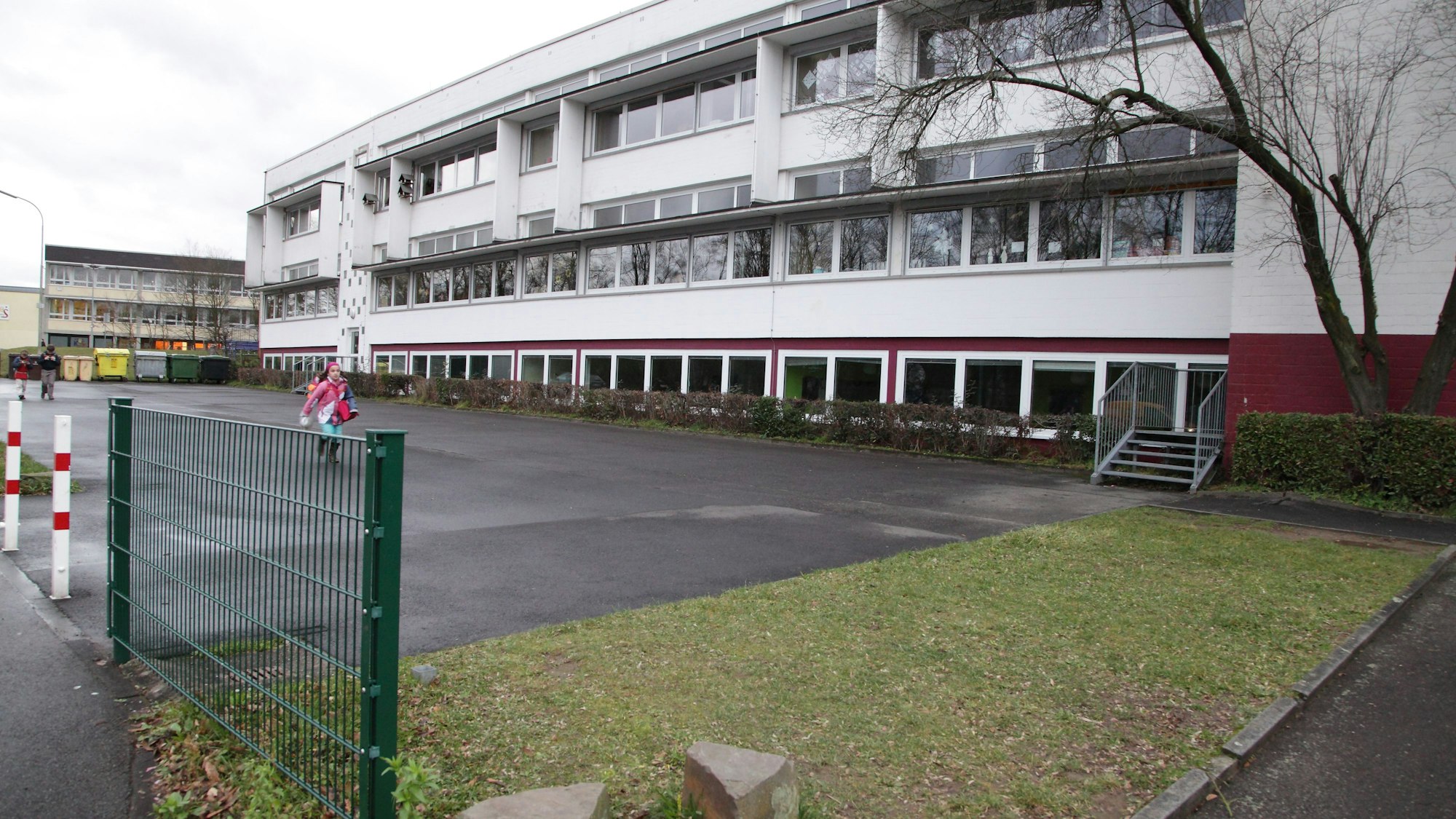 Der Schulhof des Schulzentrums am Sandweg, abgetrennt mit grünem Zaun.