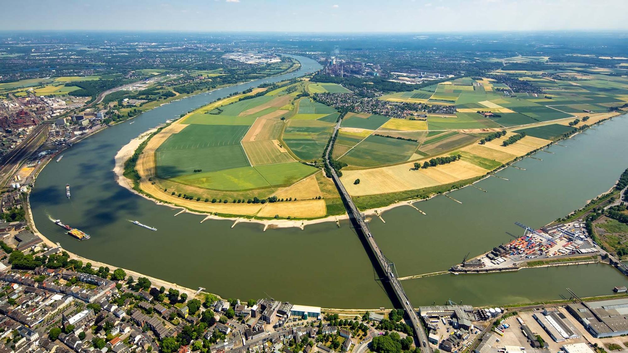 Der Bogen der Uferbereiche am Flussverlauf der Rheindeiche an der Brücke der Bundesstraße 288 in Krefeld