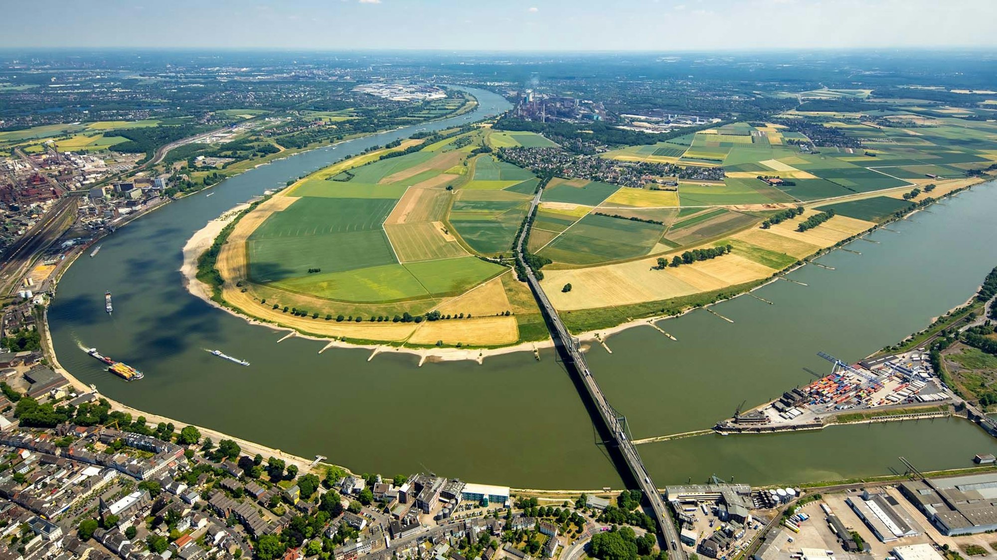 Der Bogen der Uferbereiche am Flussverlauf der Rheindeiche an der Brücke der Bundesstraße 288 in Krefeld