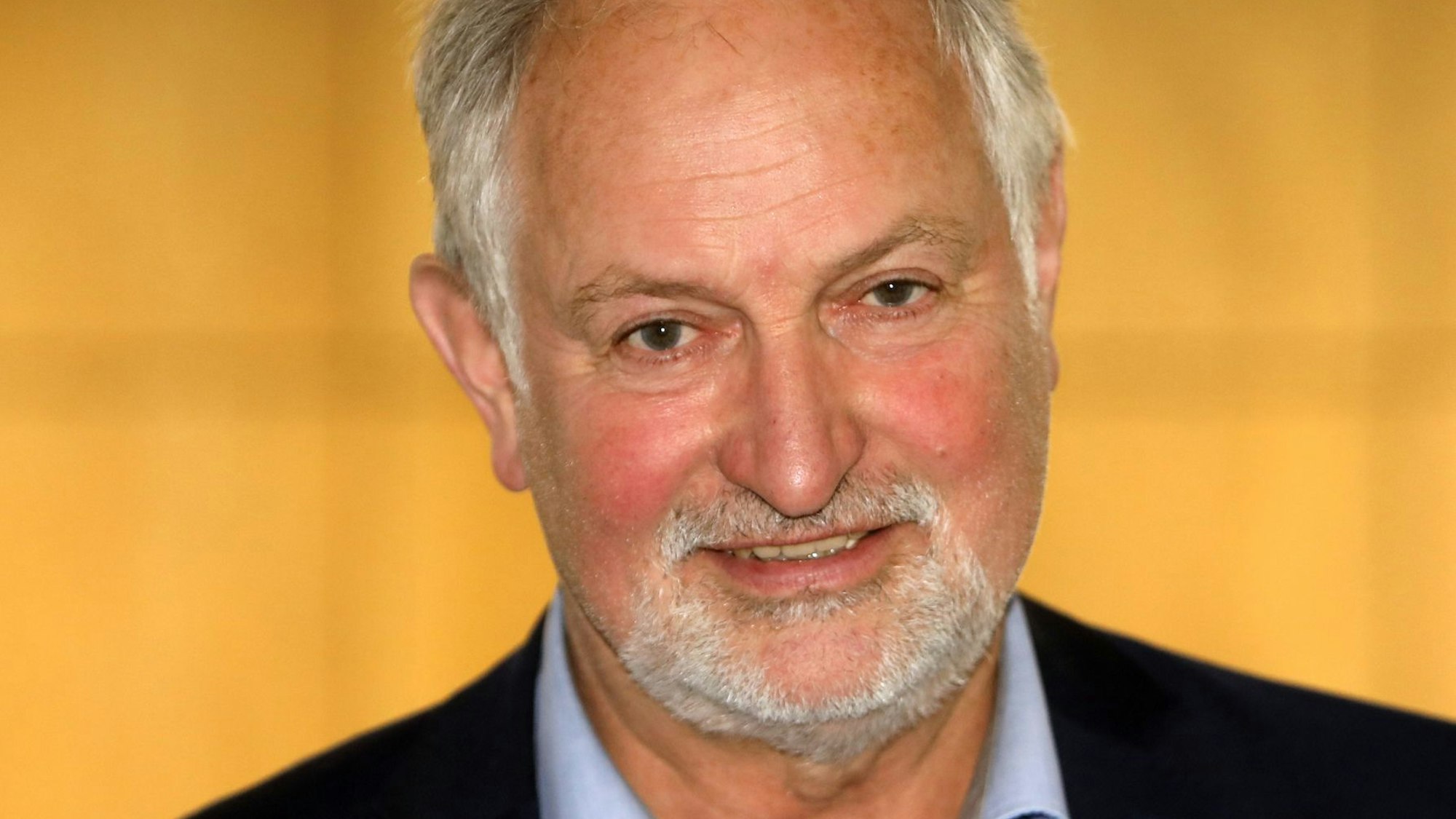 Müller blickt in die Kamera.