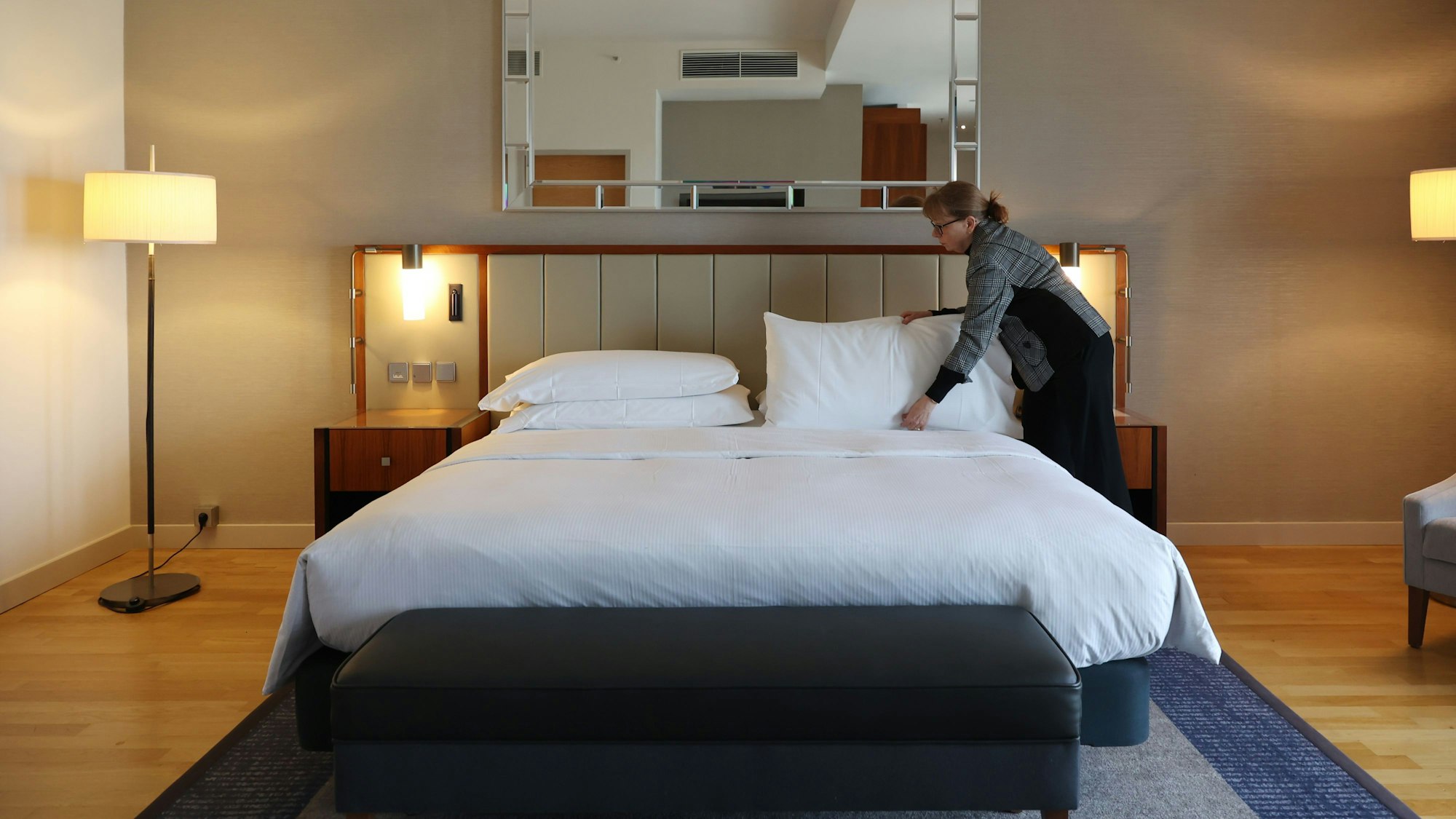 Hausdame Andrea Pilz überprüft ein Bett im Hotelzimmer.