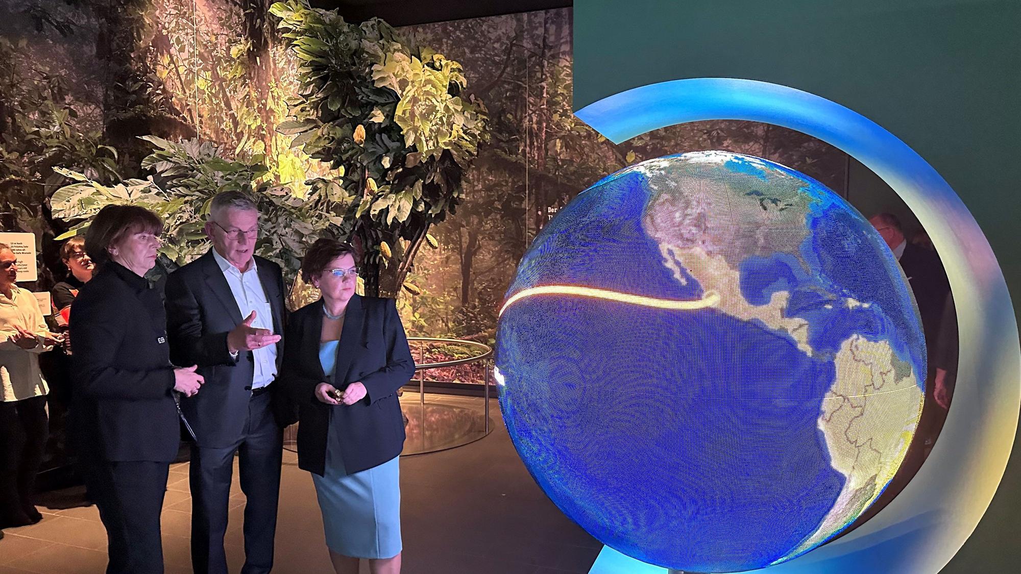 Faszination Kakao und Schokolade: ein digitaler Globus in der Ausstellung.