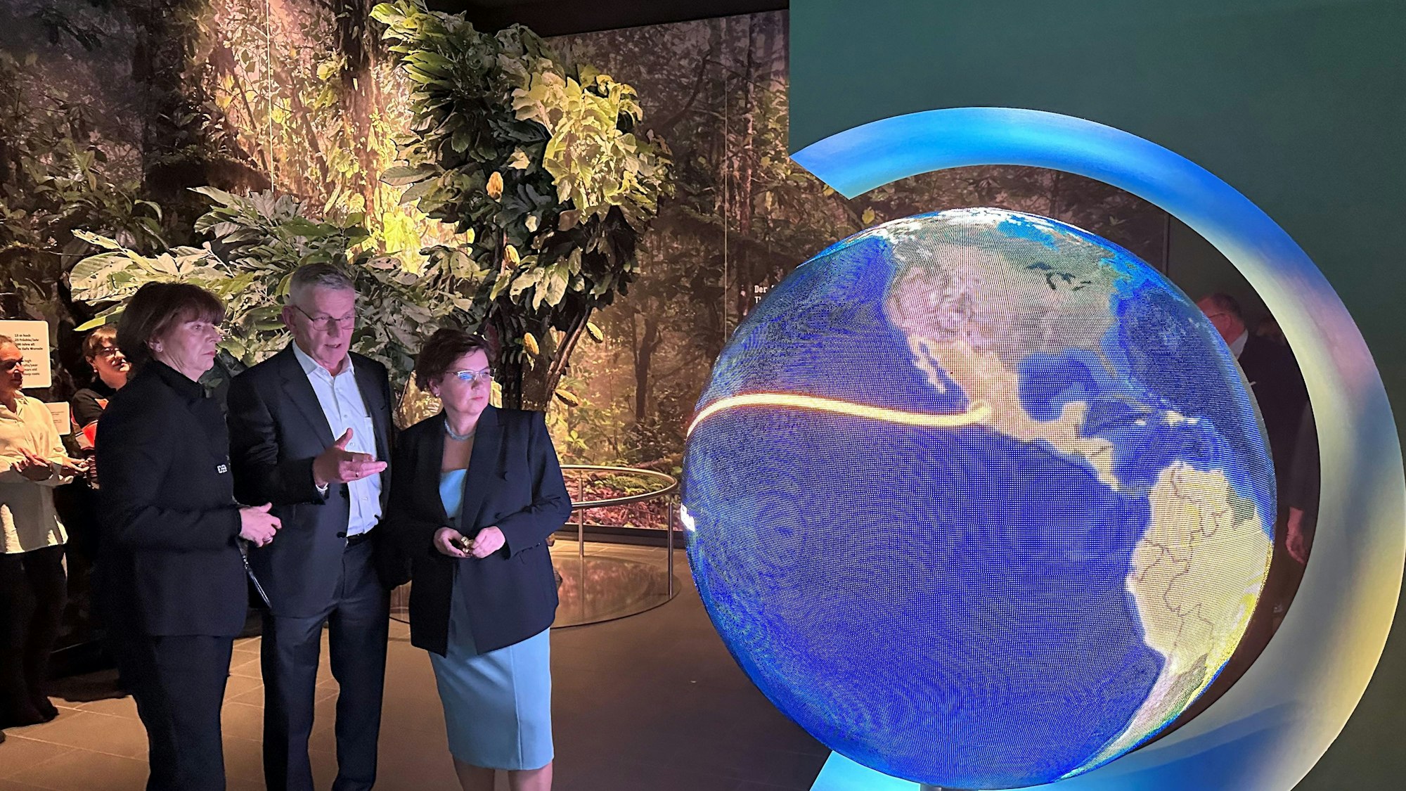 Faszination Kakao und Schokolade: ein digitaler Globus in der Ausstellung.