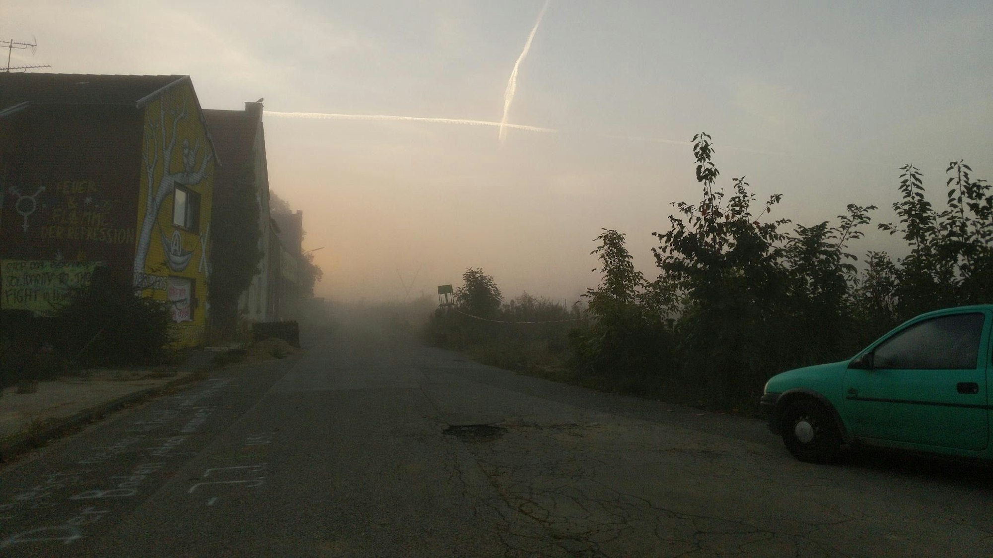 Eindrücke von Momos Kameraspeicher: Ein Sonnenaufgang im besetzten Dorf Lützerath, das Mitte Januar durch die Polizei geräumt wurde.