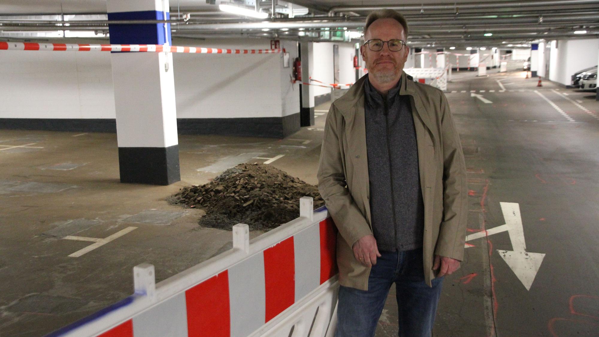 Abdreas Roth, stv. Vorstand Stadtbetriebe Siegburg, steht im Parkhaus Holzgasse.