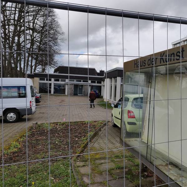 Baugitter vor dem Parkplatz am Haus der Kunst