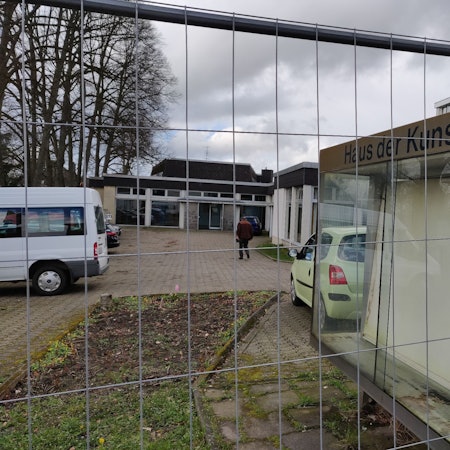 Baugitter vor dem Parkplatz am Haus der Kunst