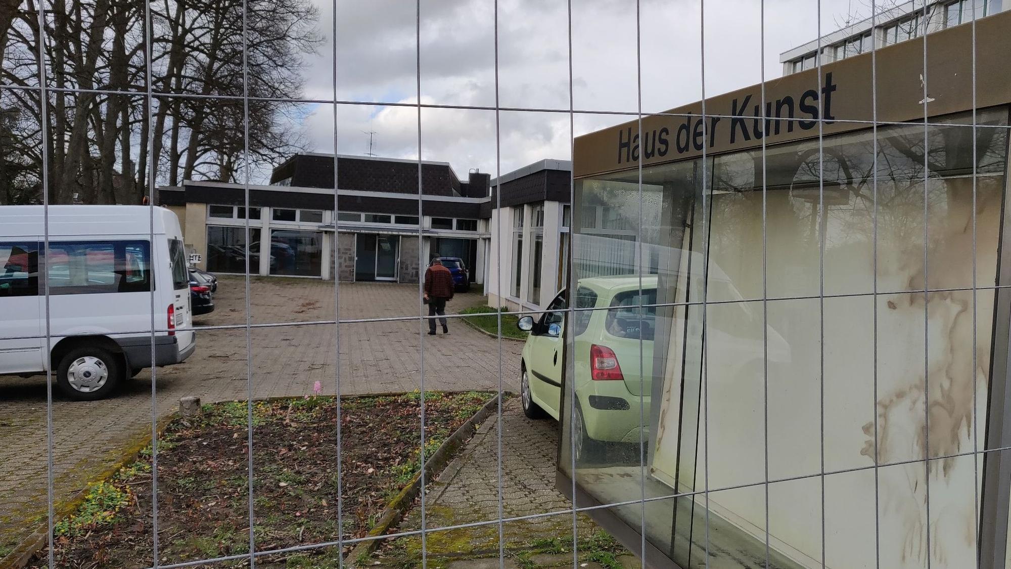 Baugitter vor dem Parkplatz am Haus der Kunst