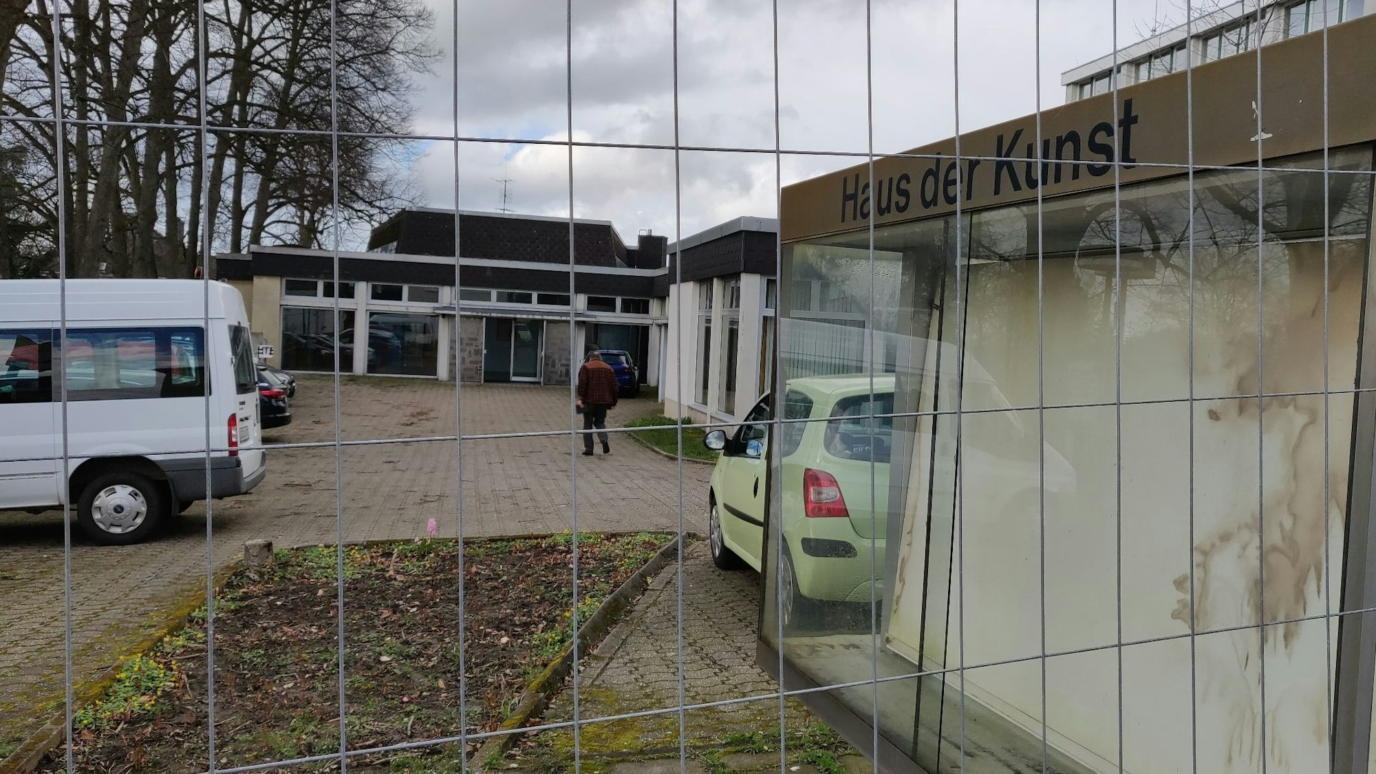 Baugitter vor dem Parkplatz am Haus der Kunst