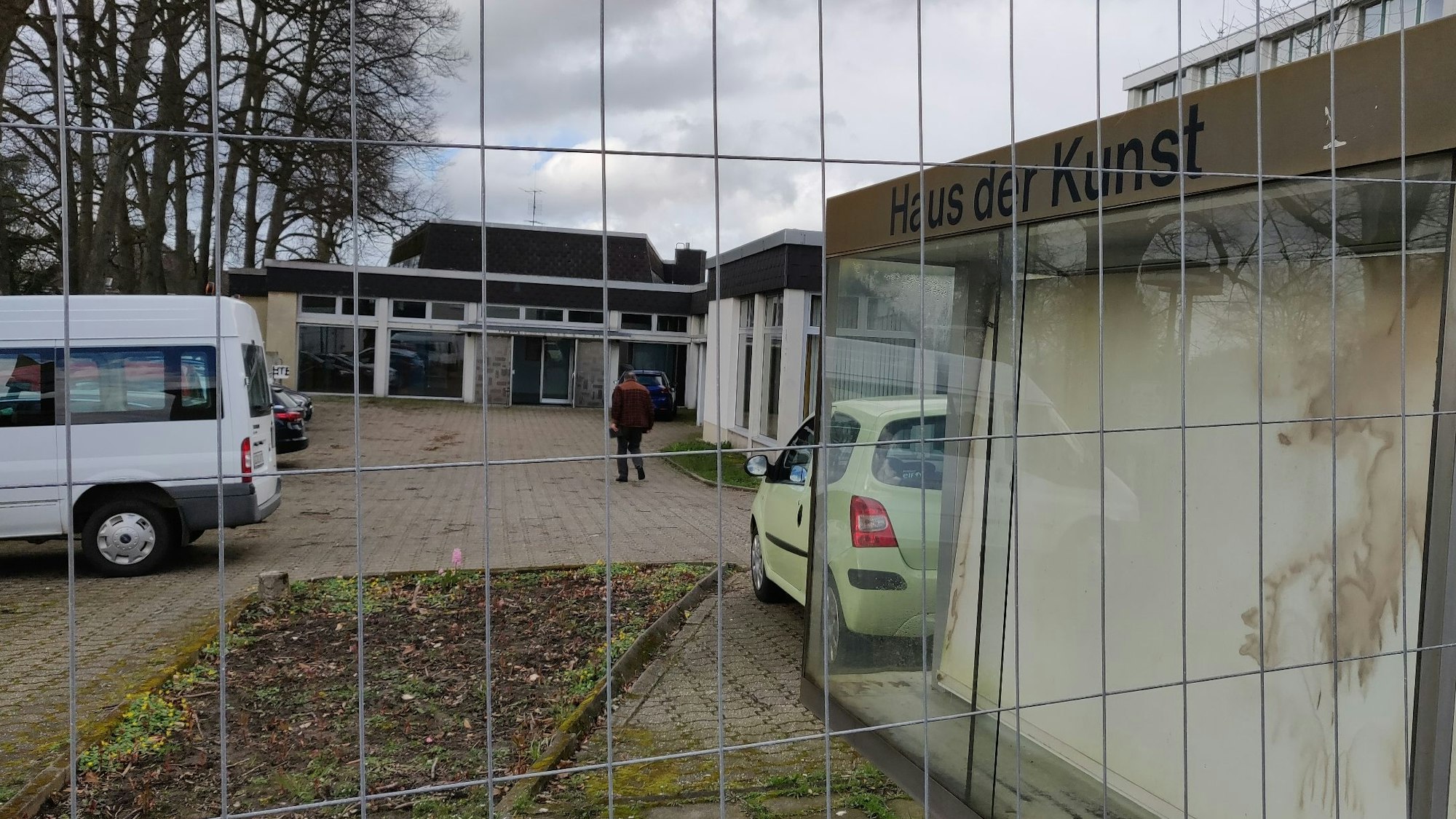 Baugitter vor dem Parkplatz am Haus der Kunst