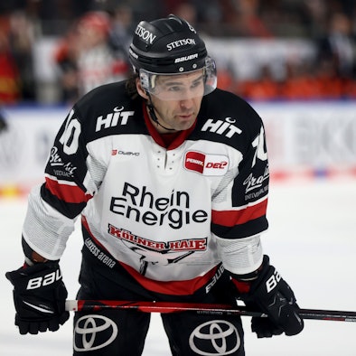 Jonathan Matsumoto auf dem Eis in der Arena.