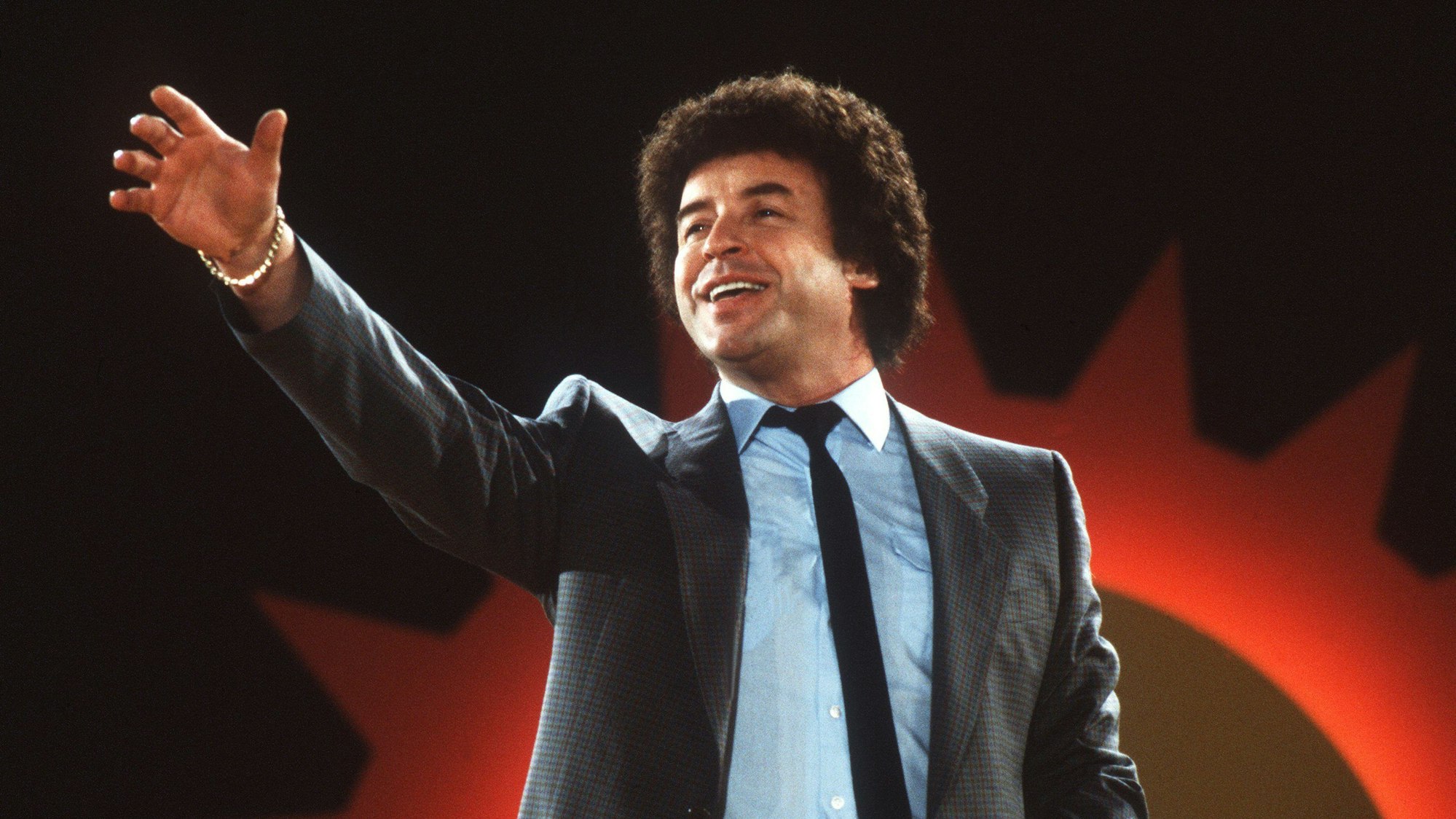 Tony Marshall bei einem Auftritt 1983, er streckt den Arm aus.