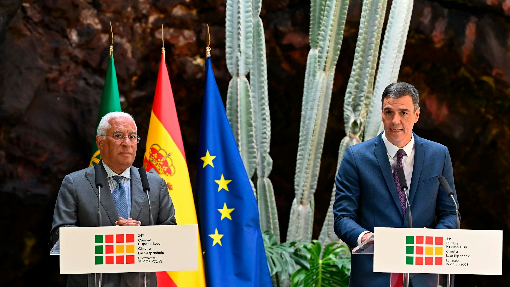 Antonio Costa (l), Ministerpräsident von Portugal und Pedro Sanchez, Regierungschef von Spanien, nehmen an einer gemeinsamen Pressekonferenz teil.