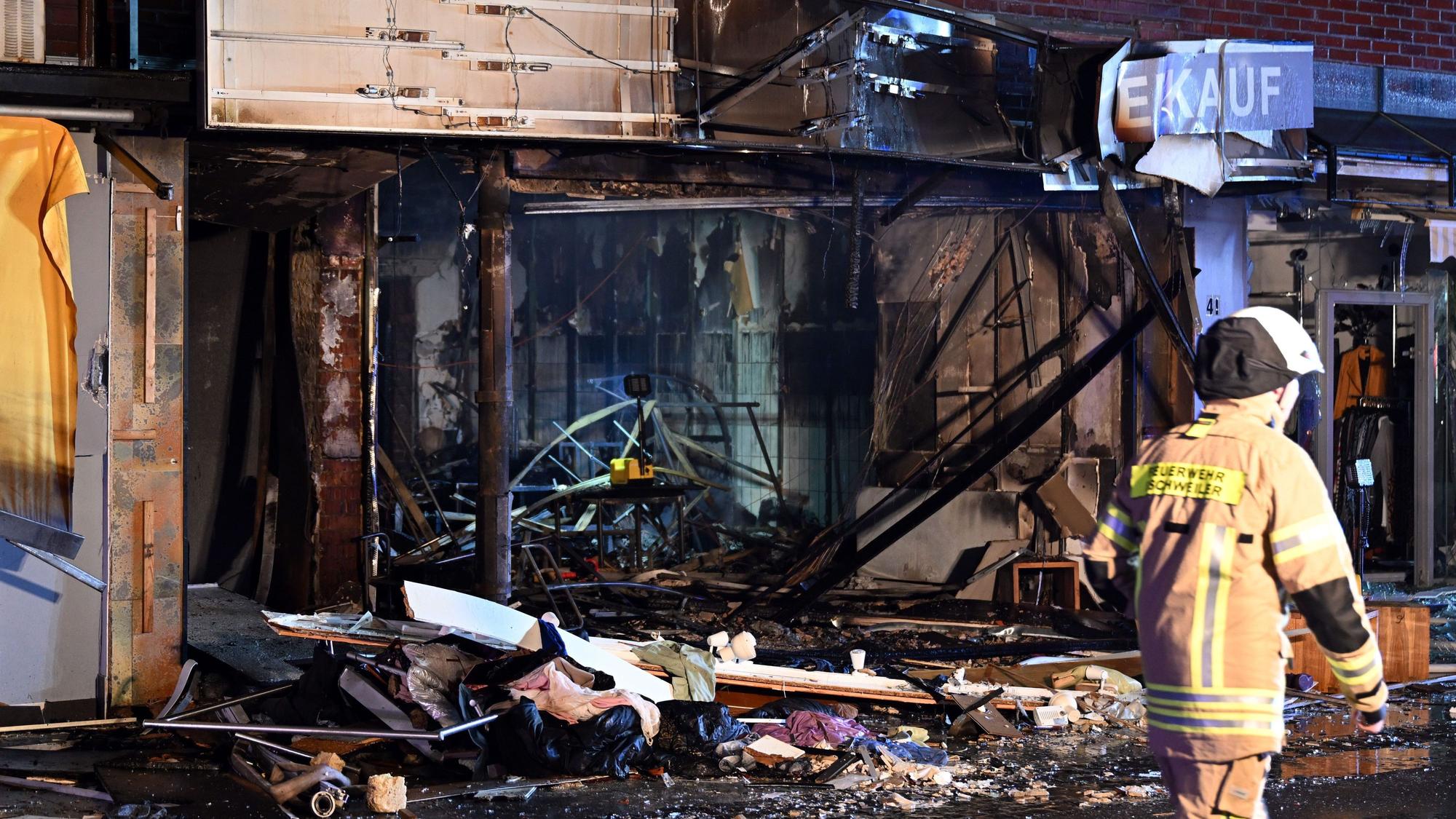 Trümmer liegen vor einem Haus in der Neustraße in Eschweiler. Eine gewaltige Explosion in einem Wohn- und Geschäftshaus hat in der Stadt nordöstlich von Aachen am Donnerstagabend 16 Menschen verletzt.