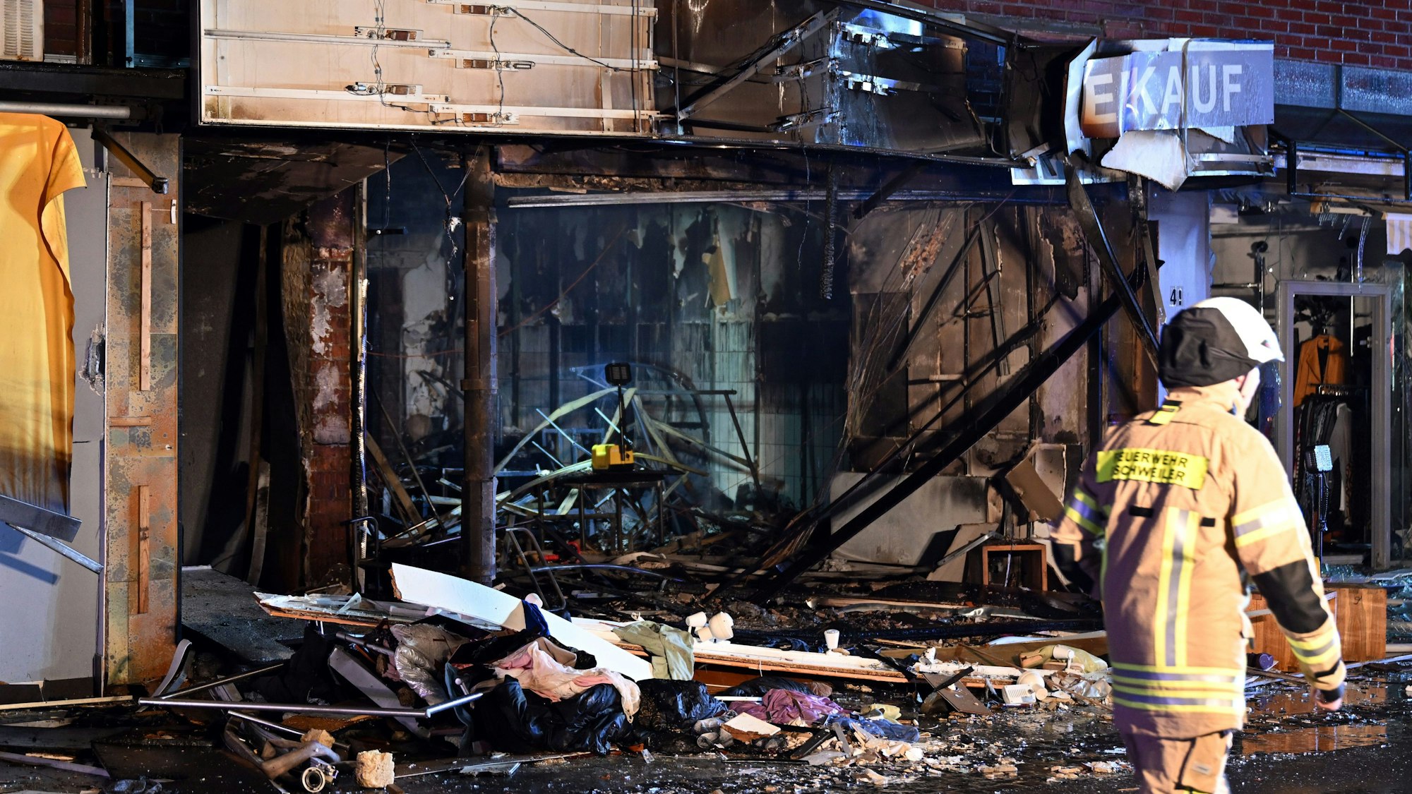 Trümmer liegen vor einem Haus in der Neustraße in Eschweiler. Eine gewaltige Explosion in einem Wohn- und Geschäftshaus hat in der Stadt nordöstlich von Aachen am Donnerstagabend 16 Menschen verletzt.