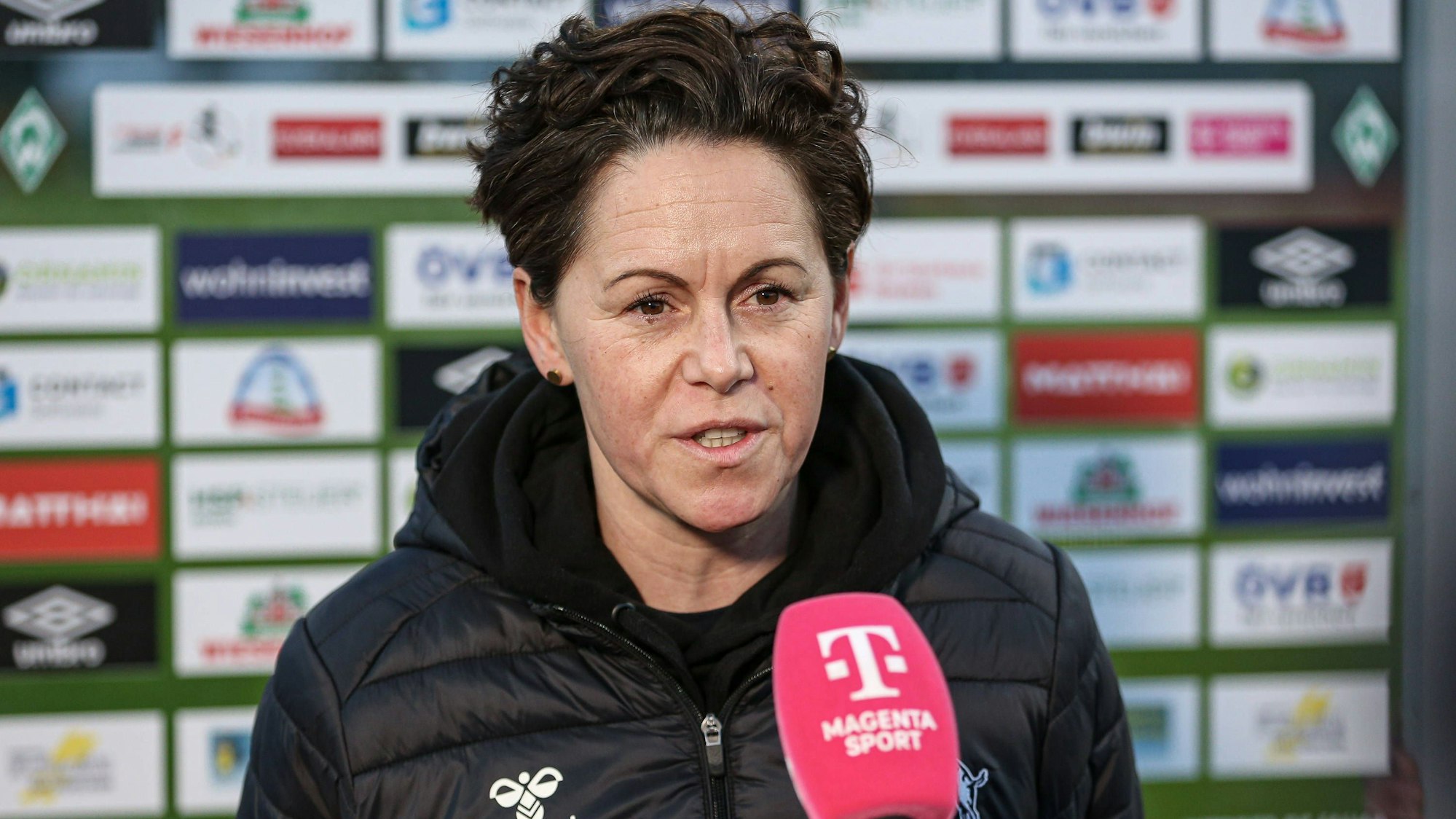 v.li.: Nicole Bender-Rummler Bender, Interimstrainerin, Trainerin, Abteilungsleiterin, 1. FC Köln beim Interview, TV, Fernsehen, Mikrofon, DIE DFB-RICHTLINIEN UNTERSAGEN JEGLICHE NUTZUNG VON FOTOS ALS SEQUENZBILDER UND/ODER VIDEOÄHNLICHE FOTOSTRECKEN. DFB REGULATIONS PROHIBIT ANY USE OF PHOTOGRAPHS AS IMAGE SEQUENCES AND/OR QUASI-VIDEO., 24.03.2023, Bremen Deutschland, Fussball, Flyeralarm Frauen-Bundesliga, SV Werder Bremen - 1. FC Köln *** v li Nicole Bender Rummler Bender, interim coach, trainer, head of department, 1 FC Cologne at interview, TV, television, microphone, THE DFB REGULATIONS PROHIBIT ANY USE OF PHOTOGRAPHS AS IMAGE SEQUENCES AND OR QUASI VIDEO , 24 03 2023, Bremen Germany , Football, Flyeralarm Frauen Bundesliga, SV Werder Bremen 1 FC Köln xobx
