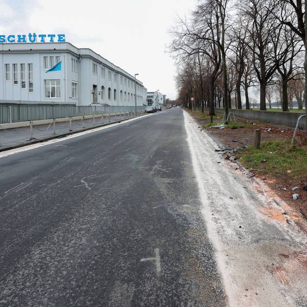 Alfred-Schütte-Allee in Poll auf der Höhe der Schütte Werke